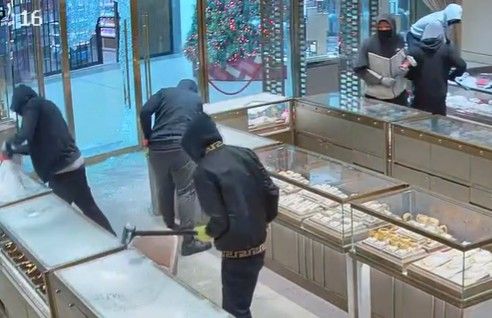 Cops seek 6 males after yet another jewelry store heist | Toronto Sun