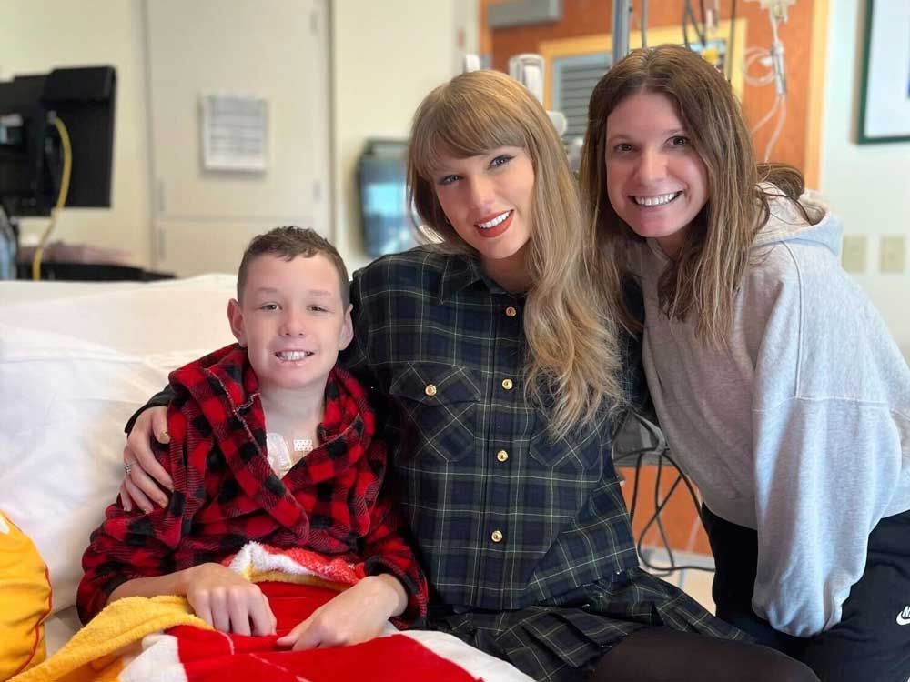 Taylor Swift makes surprise visit to Kansas City children’s hospital