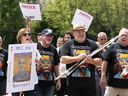 Lisa Highland, a la izquierda y otros miembros de Mark Fogel, que fueron detenidos en Rusia desde agosto de 2021, celebró una manifestación fuera de la Casa Blanca el 7 de julio de 2021.