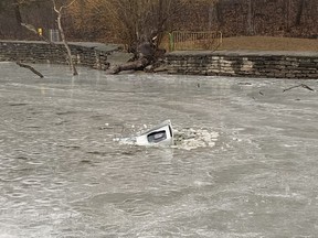Câmera de velocidade jogada em uma lagoa
