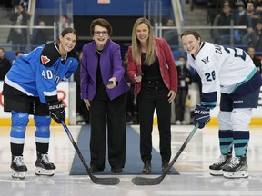 Billie Jean King, membro do conselho da PWHL (centro à esquerda) e Jayna Hayford, executiva da PWHL, se preparam para lançar o disco entre o capitão do Toronto, Blair Turnbull (à esquerda) e o capitão do Nova York, Micah Zandi-Hart (à direita) para o confronto oficial antes do jogo inaugural da PWHL em Toronto na segunda-feira, 1º de janeiro de 2024.