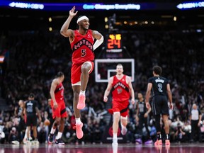 Immanuel Quicklei de los violadores de Toronto celebra la canasta de tres puntos contra los Brooklyn Nets.