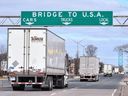 Los camiones de transporte han llegado al cruce fronterizo de Canadá/EE. UU. En Windsor of Ont. Sábado 21 de marzo de 2020.