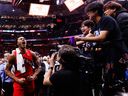 سكوتي بارنز لاعب تورونتو رابتورز يحتفل لدى مغادرته الملعب بعد فوزه على بوسطن سيلتيكس.