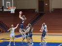 Henry Hanlon, un jugador de baloncesto en Hijra High School, tiene un rebote.