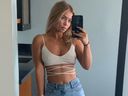 Golf Dominante Hailey Austromed Pose para un levantamiento de selfies.