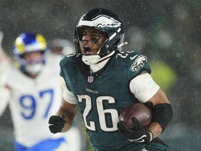 Filadelfia AG Gols dirigiendo Sakon Berkeley Los Ángeles corriendo el balón contra Rams.