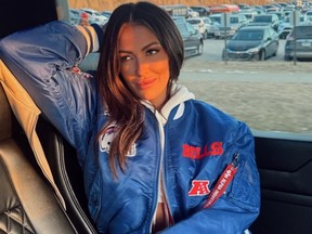 Paulina Gretzky posa para una fotografía luciendo equipo de los Buffalo Bills.