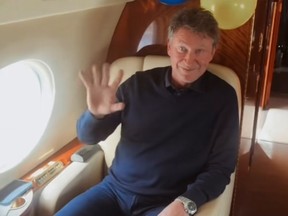 Wayne Gretzky celebró su cumpleaños en un jet privado durante el fin de semana.