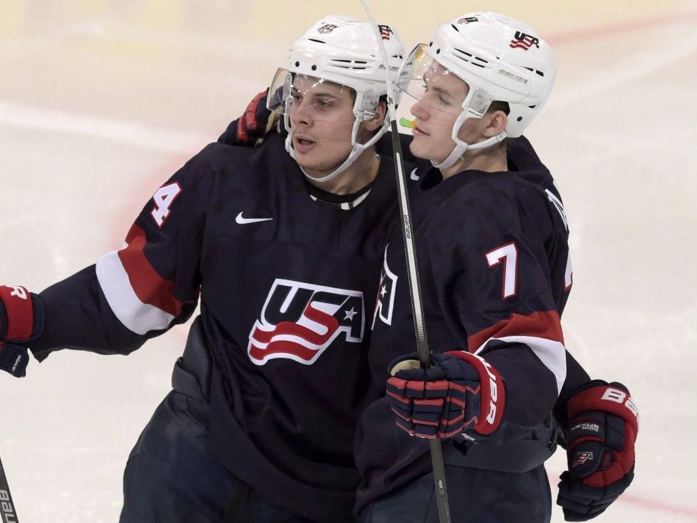 Aston Mathews (izquierda) y los Estados Unidos Matthew Takchuk 20 IIHF Junior Ice Hockey celebran un gol durante el Campeonato Mundial de Hockey Ice Junior de IIHF.
