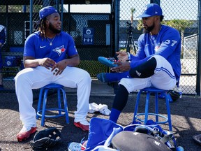 La primera base de Toronto Blue Jess, Vladimir Geerro Jr. (izquierda) y el jardinero Hernández 2022, esperen la práctica de bateo durante el entrenamiento en el complejo de desarrollo de jugadores de Toronto Blue Jess.