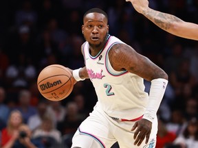 Miami golpeó a Terry Rosier controla el balón contra Cleveland Cavaliers.