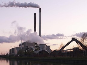 El humo está saliendo de una fábrica.