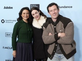 Alia Shawkat, desde la izquierda, las puertas de Haili y la columna Turner