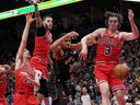 El centro de Toronto Rapartors Orlando Robinson (25) alantero de los Chicago Bulls Jalen Smith ()) y su compañero de equipo Matas Buzelis (3), Lonzo Ball (2) y Josh Gidi (3) lucharon para la segunda mitad de la acción de baloncesto de la NBA en Toronto. , 2025.
