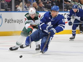 Minnesota Wild War Declan Chishlim contra Max Domie de Toronto Maple Leafs.