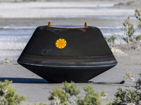 En esta película dada por la NASA, la cápsula de retorno de la muestra de la Misión de la NASA Osiris-Rax se encuentra en el suelo después de tocar el desierto, el 28 de septiembre de 2021 en el rango de capacitación y examen de Utah del Departamento de Defensa Utah.