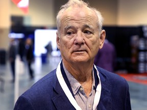 El actor y actor de comedia Bill Mare Berkshire Hathaway camina por el piso de la convención en Nebraska el 7 de abril de 2022, en la reunión anual de accionistas.