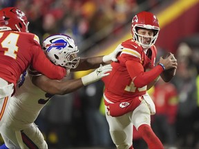 El mariscal de campo de los Kansas City Chiefs, Patrick Mahomes, lucha.