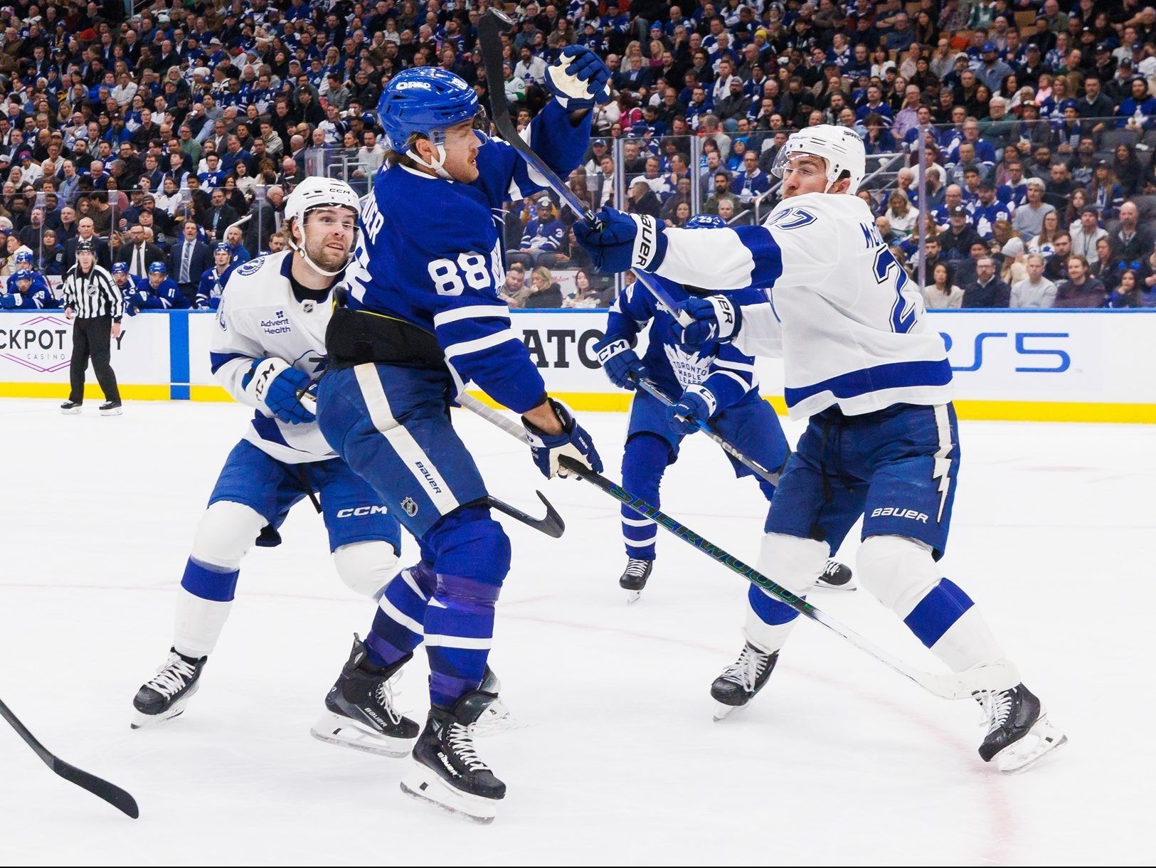 Matthew Knies scores two as Maple Leafs beat Lightning for third win in a row