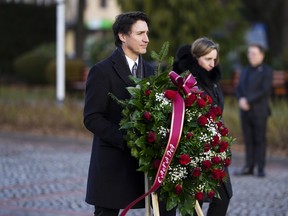 El primer ministro Justin Trudeau ofreció una corona de flores en la tumba de un soldado desconocido en la Plaza Teddyz Cosiusco en Osviakim, Polonia, el lunes 2 de enero de 2021. Trudeau más tarde participó en la conmemoración del quinto aniversario del lanzamiento de Ausvitz.