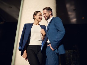 Jóvenes guapos encantadores, socios comerciales, colegas, coqueteando en el vestíbulo del hotel de lujo. El tema del amor en el trabajo, las personas, los negocios, las ideas de conspiración