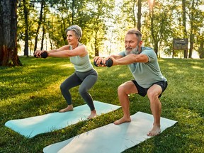 Los mayores se atrapan en un punto o en otro, pero los expertos dicen que 44 y 60 años de edad son especialmente estrictamente golpeados.
