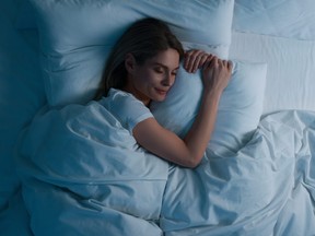 Acostado en la cama por la noche, una mujer humorística.