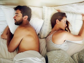 Pareja frustrada en la cama.