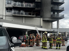 Los equipos de bomberos respondieron a un brillante Hamilton.