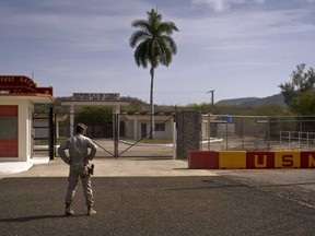 En esta imagen, revisada por oficiales militares estadounidenses, se encuentra frente a una puerta marina que separó la dirección cubana de la Base Naval de la Bahía de Guantánamo, 6 de junio de 2018.
