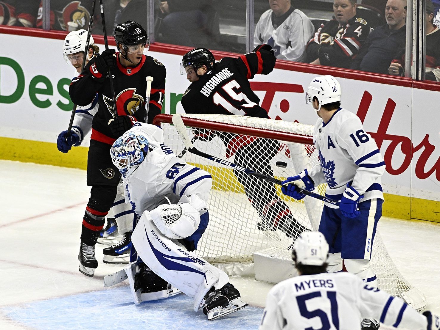 El senador Shane Pinto (izquierda) durante el tercer período en Autova el sábado 25 de enero de 2025 está mirando mientras sale de una rodilla de Pak y el pasado Rounder Joseph Ol. De su palo a Pinto.