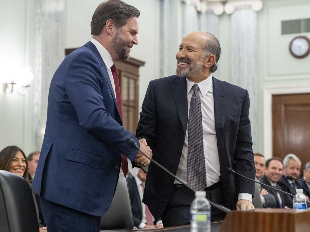 El vicepresidente JD Vans, a la izquierda, Howard Lutnik, a la derecha, la elección de convertirse en secretario de comercio del presidente Donald Trump, antes de aparecer frente al Comité del Senado para su audiencia de confirmación, enero. 29, 2025, Washington's Capitol Hill.