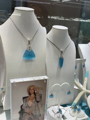 Pan down to see the Drop of the Ocean cocktail ring by Hamilton, Bermuda's Davidrose Studio that Beyonce wore during a magazine photo shoot. (Jane Stevenson/Toronto Sun)