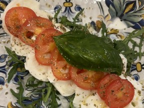 Ensalada de Capress de Adamo, Gayato, Nápoles en Italia. (Dente Wilford)