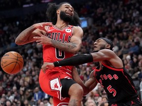 El guardia de los Rapartores, Immanuel Quiki (derecha), el guardia de los Bulls Kobby White (izquierda) rechazó la primera mitad de la acción de la NBA en Toronto, el viernes 31 de enero de 2025.