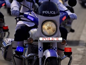 Un oficial de policía montó una motocicleta en Kolkata, India.