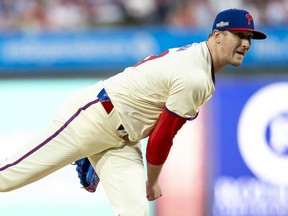 O arremessador substituto Jeff Hoffman aparece pelos Phillies durante o jogo 1 da National League Division Series contra o Mets, em 5 de outubro de 2024, na Filadélfia. Hoffman assinou um contrato de três anos com os Blue Jays na sexta-feira, 10 de janeiro de 2025.