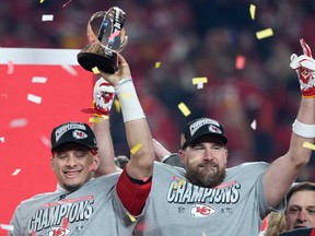 El mariscal de campo de los Kansas City Chiefs, Patrick Mahomes, a la izquierda y Travis Calcles, celebró el fútbol de la NFL Championship NFL de Chiefs AFC, el domingo, enero de 2025, Kansas City, MD.