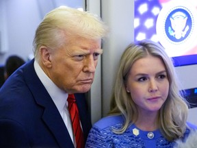 El presidente Donald Trump, al lado del secretario de prensa de la Casa Blanca, Karoline Levit