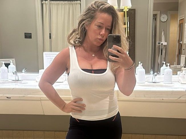 El ex Centro de Bunny Playboy, Wilkinson, ha dividido este complemento en las redes sociales en respuesta a los críticos con calma en el cuerpo.