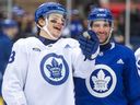 El delantero de los Maple Leafs Mathew Nice (izquierda) y John Tawares (derecha) se ven en una práctica de equipo en Nathan Phillips Square, Toronto, el 8 de febrero de 2024.