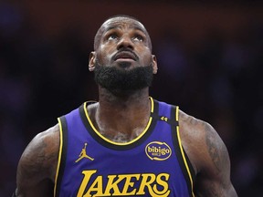 El delantero de Los Angeles Lakers James James James Rebound esperó la segunda mitad del baloncesto de la NBA contra Atlanta Hawks en Los Ángeles el viernes 5 de enero de 2021.
