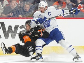 El Centro de Maple Leafs John Towers, a la derecha, chocó con los Flyers 'Travis Conkni durante la segunda vez en el Centro Gales Fergo en Filadelfia, el 19 de marzo de 2024.