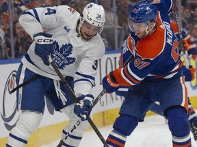 El delantero de los Maple Leafs, Austin Mathews, a la izquierda, se enfrentará al capitán de los Oilers, Konner McDavid, a la derecha de Edmonton el sábado por la noche.