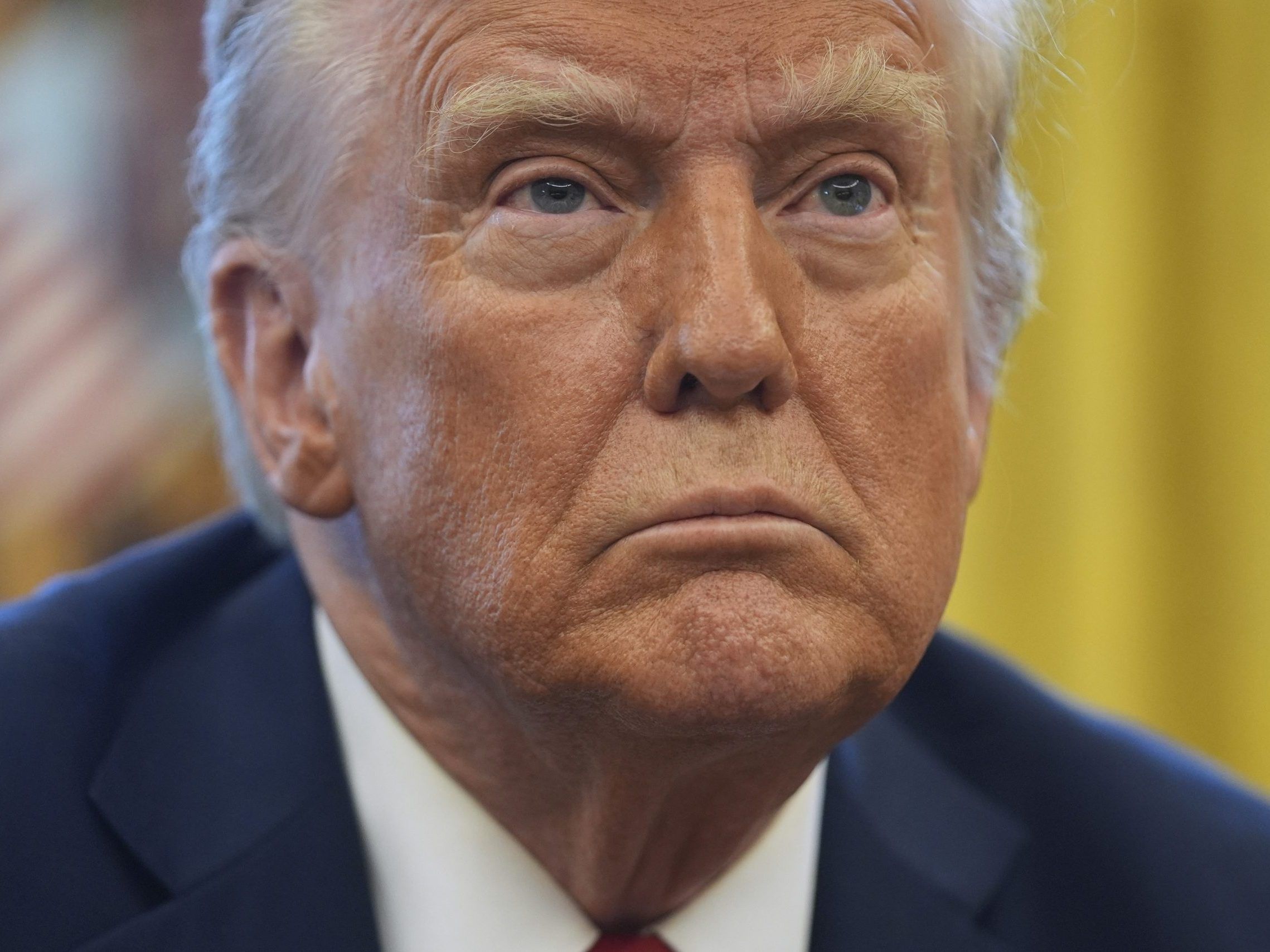 El presidente de los Estados Unidos, Donald Trump, escuchó una pregunta mientras firmaba una orden ejecutiva en la Oficina Oval de la Casa Blanca el jueves 30 de enero de 2025 en Washington. 