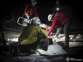 Los rescatistas bloquearon el cuerpo de un civil