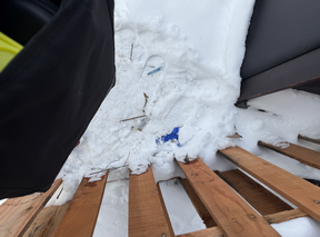 El 18 de enero de 2025 a las 8:36, se obtuvo una documentación fotográfica de la jeringa usada detrás del Centro de Salud Comunitaria Parkdel Queen West.