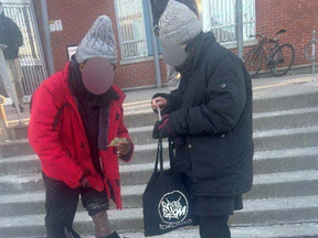 Se encontró evidencia de video para las transacciones de drogas en la pasarela fuera del sitio de Vogue bajo la supervisión del Centro Comunitario Sandy Hill a las 9 a.m., 2021 a.m.