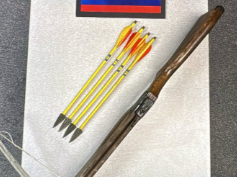 La policía de Hamilton dice que los oficiales acusaron a un hombre de 34 años que fue acusado de estar equipado con ballesta.